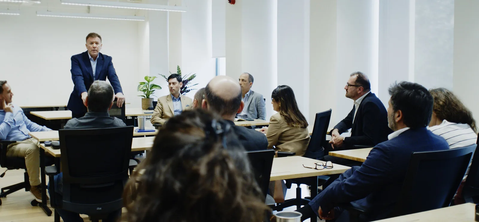 Sesión de trabajo de EMFF con representantes institucionales sentados en torno a varias mesas.
